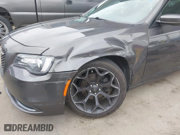 2019 Chrysler 300 S z VIN 2C3CCABGXKH708182, wystawiony jako IAAI lot #41885720 z przebiegiem 88 871 mil mil oraz . Historia ofert i sprzedaży dostępna na DreamBid. Obrazek 6.