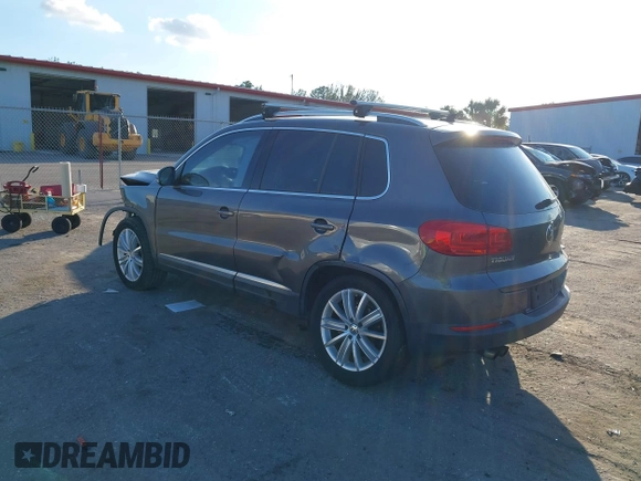 2013 Volkswagen Tiguan SE z VIN WVGBV7AX1DW006760, wystawiony jako IAAI lot #41563994 z przebiegiem 167 044 mil mil oraz . Historia ofert i sprzedaży dostępna na DreamBid. Obrazek 3.