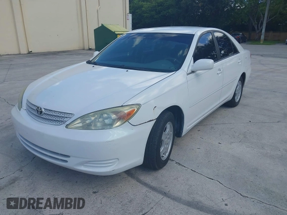 2002 Toyota Camry XLE z VIN 4T1BF32K42U007564, wystawiony jako IAAI lot #42534864 z przebiegiem 133 850 mil mil oraz . Historia ofert i sprzedaży dostępna na DreamBid. Obrazek 2.