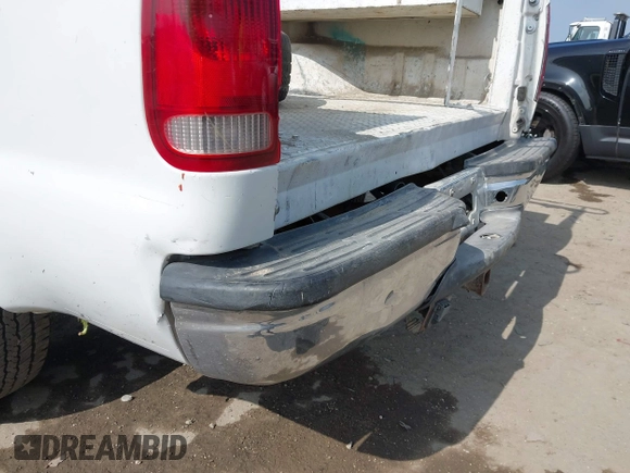 2003 Ford F-250 XL z VIN 3FTNX20LX3MB20798, wystawiony jako IAAI lot #42304074 z przebiegiem 274 238 mil mil oraz . Historia ofert i sprzedaży dostępna na DreamBid. Obrazek 17.