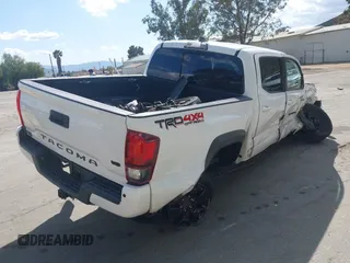 2019 Toyota Tacoma SR z VIN 3TMCZ5AN5KM249582, wystawiony jako IAAI lot #41925752 z przebiegiem 108 417 mil mil oraz . Historia ofert i sprzedaży dostępna na DreamBid. Obrazek 4.