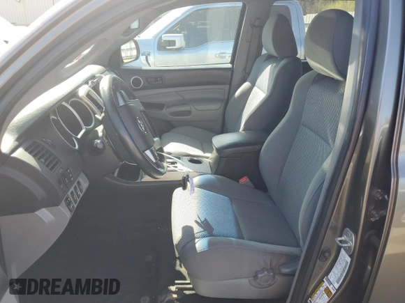 2013 Toyota Tacoma z VIN 3TMLU4EN2DM108944, wystawiony jako Copart lot #55143625 z przebiegiem 181 160 mil mil oraz Szkoda całkowita • Salvage title. Historia ofert i sprzedaży dostępna na DreamBid. Obrazek 7.