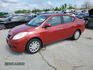 2013 Nissan Versa S Plus z VIN 3N1CN7AP9DL886494, wystawiony jako Copart lot #54512995 z przebiegiem 84 461 mil mil oraz Czysty tytuł • Clean title. Historia ofert i sprzedaży dostępna na DreamBid. Obrazek 1.