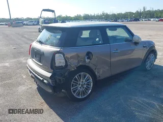 2023 MINI Hardtop Cooper S z VIN WMW53DH09P2T51901, wystawiony jako IAAI lot #42108680 z przebiegiem 14 311 mil mil oraz . Historia ofert i sprzedaży dostępna na DreamBid. Obrazek 4.