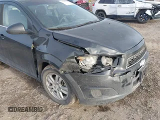 2015 Chevrolet Sonic LT z VIN 1G1JC5SB2F4130329, wystawiony jako IAAI lot #41664224 z przebiegiem 118 566 mil mil oraz . Historia ofert i sprzedaży dostępna na DreamBid. Obrazek 6.