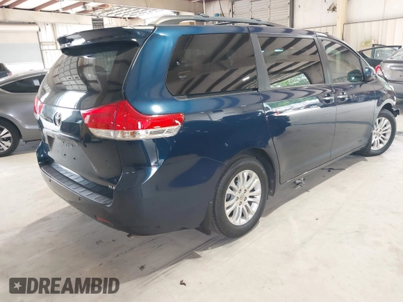 2011 Toyota Sienna XLE AAS z VIN 5TDYK3DC1BS130064, wystawiony jako IAAI lot #42600155 z przebiegiem 139 078 mil mil oraz . Historia ofert i sprzedaży dostępna na DreamBid. Obrazek 4.
