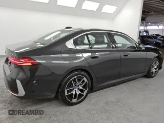 2024 BMW i5 eDrive40 z VIN WBY33FK00RCS09561, wystawiony jako Copart lot #49063295 z przebiegiem 8593 mil mil oraz Tytuł czysty. Historia ofert i sprzedaży dostępna na DreamBid. Obrazek 3.