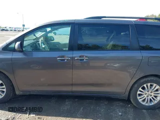 2014 Toyota Sienna XLE z VIN 5TDYK3DC4ES493852, wystawiony jako IAAI lot #42096495 z przebiegiem 145 943 mil mil oraz . Historia ofert i sprzedaży dostępna na DreamBid. Obrazek 14.