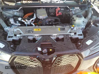 2022 BMW iX xDrive50 z VIN WB523CF00NCK44547, wystawiony jako Copart lot #55262775 z przebiegiem 22 664 mil mil oraz Szkoda całkowita • Salvage title. Historia ofert i sprzedaży dostępna na DreamBid. Obrazek 11.