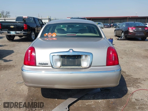 2002 Lincoln Town Car Executive z VIN 1LNHM81W12Y620302, wystawiony jako IAAI lot #41952738 z przebiegiem 83 062 mil mil oraz . Historia ofert i sprzedaży dostępna na DreamBid. Obrazek 16.