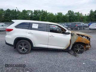 2019 Toyota Highlander LE с VIN 5TDBZRFH8KS955063, выставлен на аукционе IAAI как лот 42647865 с пробегом 63 275 миль миль и . История ставок и продаж доступна на DreamBid. Изображение 12.