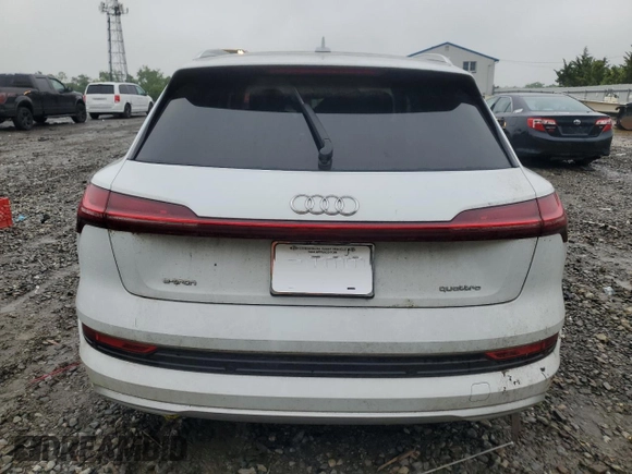 2021 Audi e-tron Premium z VIN WA1AAAGE2MB037094, wystawiony jako Copart lot #58707925 z przebiegiem Nie podano mil oraz Szkody całkowita. Historia ofert i sprzedaży dostępna na DreamBid. Obrazek 6.
