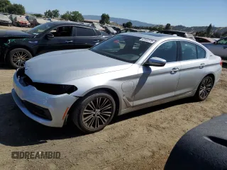 2019 BMW 5 Series 530e с VIN WBAJA9C53KB391923, выставлен на аукционе Copart как лот 62932375 с пробегом 55 291 миль миль и Списание • Salvage title. История ставок и продаж доступна на DreamBid. Изображение 1.