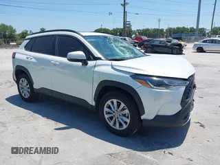 2022 Toyota Corolla Cross LE z VIN 7MUBAAAG5NV028801, wystawiony jako IAAI lot #42144175 z przebiegiem 22 715 mil mil oraz . Historia ofert i sprzedaży dostępna na DreamBid. Obrazek 1.