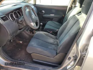 2010 Nissan Versa S z VIN 3N1BC1CP8AL423169, wystawiony jako Copart lot #52792625 z przebiegiem Nie podano mil oraz Czysty tytuł • Clean title. Historia ofert i sprzedaży dostępna na DreamBid. Obrazek 7.