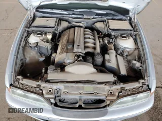 1997 BMW 5 Series 528i z VIN WBADD632XVBW00846, wystawiony jako Copart lot #58628775 z przebiegiem 223 745 mil mil oraz Czysty tytuł • Clean title. Historia ofert i sprzedaży dostępna na DreamBid. Obrazek 11.