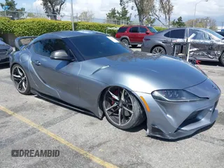 2022 Toyota Supra 3.0 z VIN WZ1DB0C03NW050498, wystawiony jako IAAI lot #41950538 z przebiegiem 42 449 mil mil oraz . Historia ofert i sprzedaży dostępna na DreamBid. Obrazek 1.
