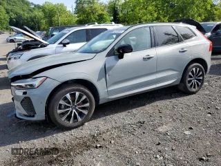 2024 Volvo XC60 Plus Dark Theme z VIN YV4L12RL3R1710498, wystawiony jako Copart lot #58529895 z przebiegiem 18 939 mil mil oraz Szkody całkowita. Historia ofert i sprzedaży dostępna na DreamBid. Obrazek 1.