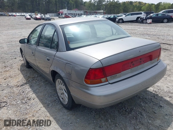 1999 Saturn SL z VIN 1G8ZK5275XZ165082, wystawiony jako IAAI lot #41939970 z przebiegiem 102 694 mil mil oraz . Historia ofert i sprzedaży dostępna na DreamBid. Obrazek 3.