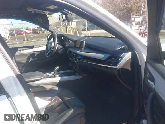 2015 BMW X5 xDrive35i z VIN 5UXKR0C52F0P15584, wystawiony jako IAAI lot #41965143 z przebiegiem 94 118 mil mil oraz . Historia ofert i sprzedaży dostępna na DreamBid. Obrazek 5.