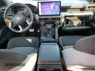 2024 Toyota Tacoma SR5 z VIN 3TYKB5FN9RT000743, wystawiony jako Copart lot #55725665 z przebiegiem 12 070 mil mil oraz Szkoda całkowita • Salvage title. Historia ofert i sprzedaży dostępna na DreamBid. Obrazek 8.