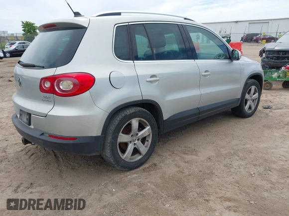 2010 Volkswagen Tiguan S z VIN WVGBV7AX2AW536795, wystawiony jako IAAI lot #42055276 z przebiegiem 184 847 mil mil oraz . Historia ofert i sprzedaży dostępna na DreamBid. Obrazek 4.