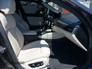 2020 BMW 5 Series M550i xDrive z VIN WBAJS7C07LBN96264, wystawiony jako IAAI lot #42478429 z przebiegiem 46 035 mil mil oraz . Historia ofert i sprzedaży dostępna na DreamBid. Obrazek 5.