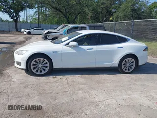 2016 Tesla Model S 70 z VIN 5YJSA1E16GF129997, wystawiony jako IAAI lot #42108270 z przebiegiem Nie podano mil oraz . Historia ofert i sprzedaży dostępna na DreamBid. Obrazek 14.