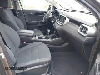 2019 Kia Sorento LX with VIN 5XYPGDA30KG559460, listed as a IAAI auction lot 42006148 with 102,193 mi miles. Bid and sale history available at carsss.com. Image 5.