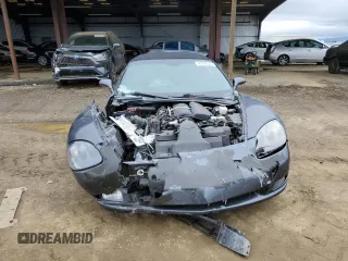 2013 Chevrolet Corvette z VIN 1G1YE3DW8D5107495, wystawiony jako Copart lot #43550355 z przebiegiem Nie podano mil oraz Szkoda całkowita • Salvage title. Historia ofert i sprzedaży dostępna na DreamBid. Obrazek 5.
