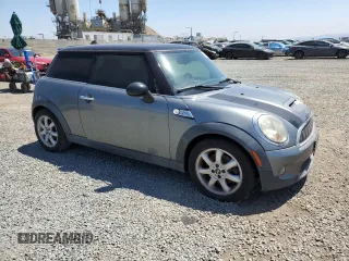 2010 MINI Hardtop S z VIN WMWMF7C53ATZ34487, wystawiony jako Copart lot #55308605 z przebiegiem 128 759 mil mil oraz Tytuł czysty. Historia ofert i sprzedaży dostępna na DreamBid. Obrazek 4.