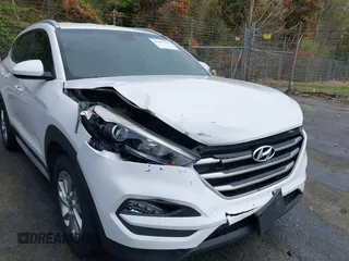 2017 Hyundai Tucson SE z VIN KM8J33A40HU383601, wystawiony jako IAAI lot #41947577 z przebiegiem 92 722 mil mil oraz . Historia ofert i sprzedaży dostępna na DreamBid. Obrazek 6.
