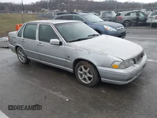 2000 Volvo S70 z VIN YV1LS61JXY2631284, wystawiony jako IAAI lot #41169959 z przebiegiem 217 964 mil mil oraz . Historia ofert i sprzedaży dostępna na DreamBid. Obrazek 1.
