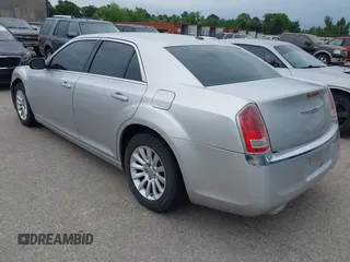 2012 Chrysler 300 z VIN 2C3CCAAG4CH117834, wystawiony jako IAAI lot #42429428 z przebiegiem 226 738 mil mil oraz . Historia ofert i sprzedaży dostępna na DreamBid. Obrazek 3.