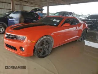 2010 Chevrolet Camaro 2SS z VIN 2G1FK1EJ9A9162009, wystawiony jako Copart lot #53814365 z przebiegiem 201 200 mil mil oraz Szkody całkowita. Historia ofert i sprzedaży dostępna na DreamBid. Obrazek 1.