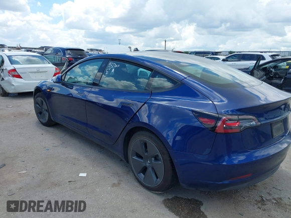 2021 Tesla Model 3 Standard Range Plus z VIN 5YJ3E1EAXMF098855, wystawiony jako IAAI lot #42226127 z przebiegiem 34 351 mil mil oraz . Historia ofert i sprzedaży dostępna na DreamBid. Obrazek 3.