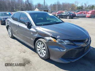 2019 Toyota Camry LE z VIN 4T1B11HK9KU245615, wystawiony jako IAAI lot #42066968 z przebiegiem 130 042 mil mil oraz . Historia ofert i sprzedaży dostępna na DreamBid. Obrazek 1.