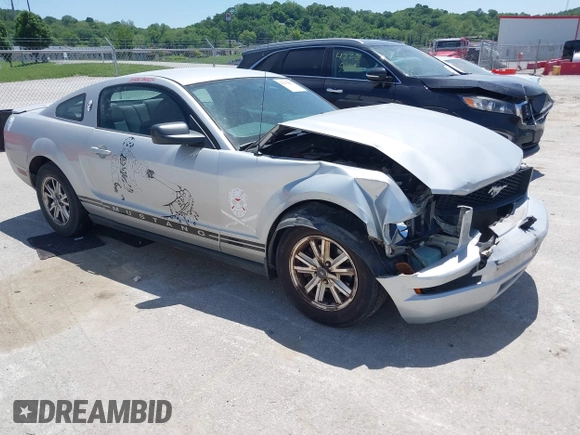 2007 Ford Mustang Deluxe z VIN 1ZVFT80N275244240, wystawiony jako IAAI lot #42279817 z przebiegiem 204 840 mil mil oraz . Historia ofert i sprzedaży dostępna na DreamBid. Obrazek 1.