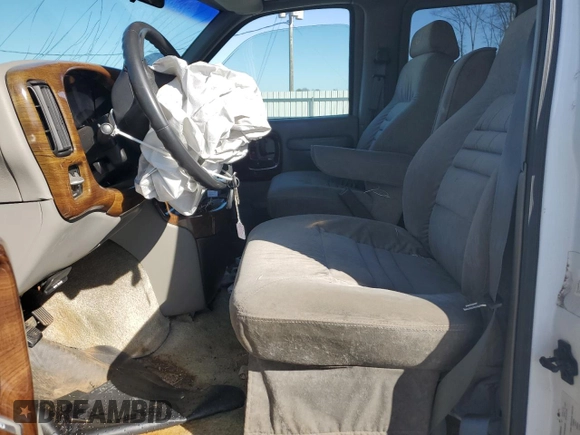 2001 GMC Savana Cargo YF7 Upfitter with VIN 1GDFG15R511109001, listed as a Copart auction lot 48427195 with 73,722 mi miles and Salvage Title. Bid and sale history available at DreamBid. Image 7.