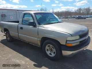 2000 Chevrolet Silverado 1500 with VIN 1GCEC14V2YE369725, listed as a IAAI auction lot 42088751 with 390,344 mi miles. Bid and sale history available at carsss.com. Image 1.
