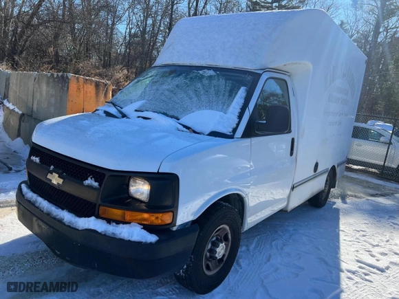 2014 Chevrolet Express Commercial Cutaway Work Van with VIN 1GB0G2CA6E1118877, listed as a Copart auction lot 43480625 with 1,949 mi miles and Clean Title. Bid and sale history available at carsss.com. Image 2.