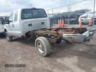 2001 Ford F-250 XL z VIN 1FTNX21L41EA04501, wystawiony jako IAAI lot #41857447 z przebiegiem 291 556 mil mil oraz . Historia ofert i sprzedaży dostępna na DreamBid. Obrazek 3.