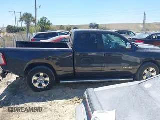 2021 Ram 1500 Lone Star z VIN 1C6RREBT0MN630263, wystawiony jako IAAI lot #41887871 z przebiegiem 52 386 mil mil oraz . Historia ofert i sprzedaży dostępna na DreamBid. Obrazek 13.