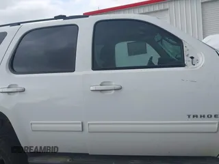 2012 Chevrolet Tahoe LS z VIN 1GNSKAE00CR283377, wystawiony jako IAAI lot #41848535 z przebiegiem Nie podano mil oraz . Historia ofert i sprzedaży dostępna na DreamBid. Obrazek 14.