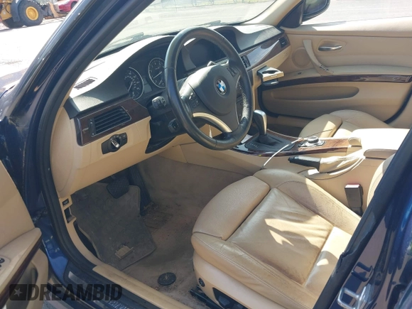 2011 BMW 3 Series 335i xDrive z VIN WBAPL5G53BNN22645, wystawiony jako IAAI lot #42505727 z przebiegiem 136 518 mil mil oraz . Historia ofert i sprzedaży dostępna na DreamBid. Obrazek 5.