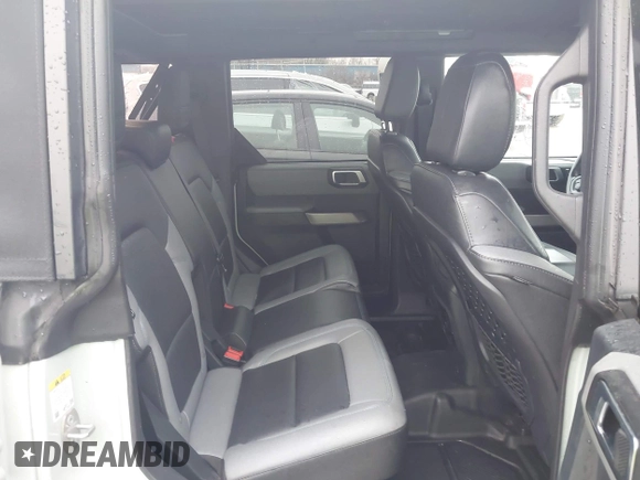 2023 Ford Bronco z VIN 1FMDE5BH4PLB16762, wystawiony jako IAAI lot #41918584 z przebiegiem 32 527 mil mil oraz . Historia ofert i sprzedaży dostępna na DreamBid. Obrazek 8.