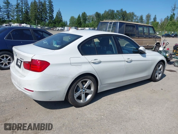 2015 BMW 3 Series 320i xDrive z VIN WBA3C3G51FNT53668, wystawiony jako IAAI lot #42428646 z przebiegiem 53 789 mil mil oraz . Historia ofert i sprzedaży dostępna na DreamBid. Obrazek 4.