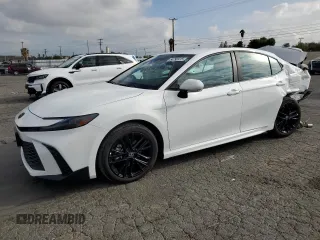 2025 Toyota Camry LE z VIN 4T1DAACK9SU539063, wystawiony jako Copart lot #54792415 z przebiegiem 3 958 mil mil oraz Szkoda całkowita • Salvage title. Historia ofert i sprzedaży dostępna na DreamBid. Obrazek 1.