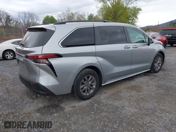 2021 Toyota Sienna XLE with VIN 5TDJRKEC1MS027266, listed as a IAAI auction lot 41956093 with 61,341 mi miles. Bid and sale history available at carsss.com. Image 4.