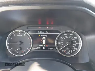 2024 Mitsubishi Outlander ES z VIN JA4J3UA81RZ020073, wystawiony jako IAAI lot #41388911 z przebiegiem 25 436 mil mil oraz . Historia ofert i sprzedaży dostępna na DreamBid. Obrazek 7.